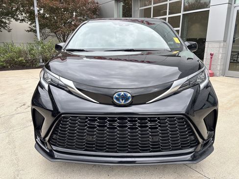 Used 2024 Toyota Sienna XSE image 5