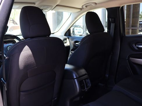Used 2017 Jeep Cherokee Latitude FWD image 31