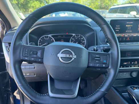 Used 2025 Nissan Rogue SV image 30