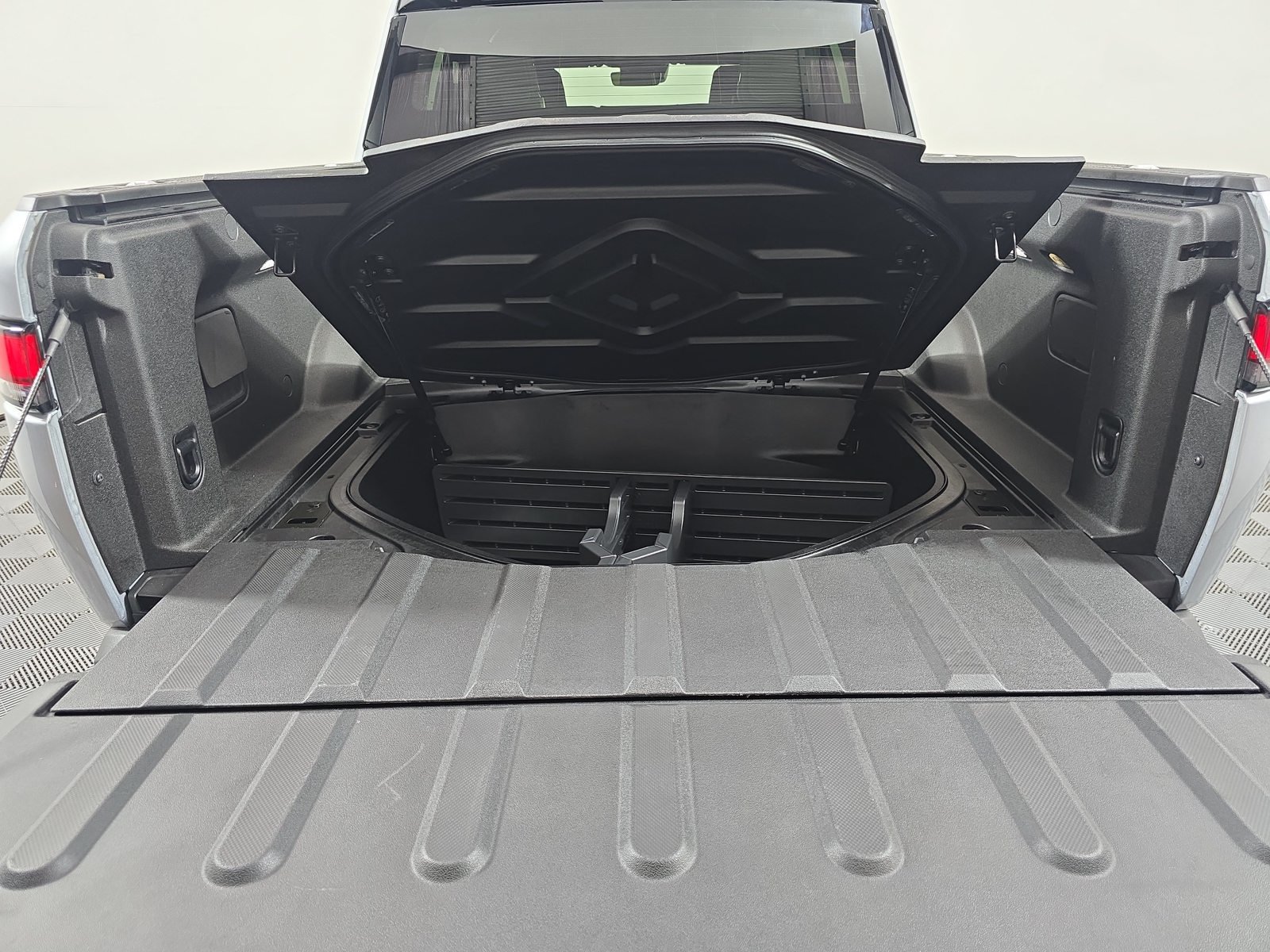 Used 2023 Rivian R1T Adventure Dual AWD/4WD image 15