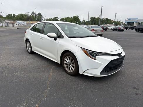 Used 2021 Toyota Corolla LE w/ LE Convenience Package image 4