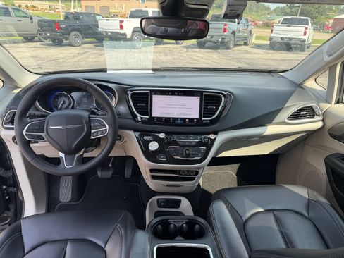 Used 2023 Chrysler Pacifica Touring-L FWD image 7