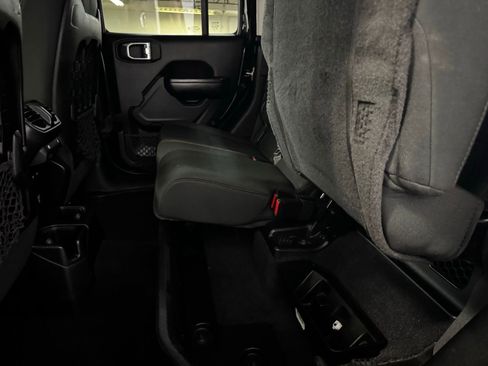 Used 2021 Jeep Gladiator Rubicon AWD/4WD image 29
