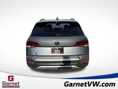 Certified 2024 Volkswagen Taos SEL image 4