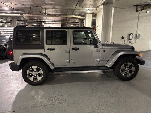 Used 2018 Jeep Wrangler Unlimited Sahara w/ Connectivity Group AWD/4WD image 2