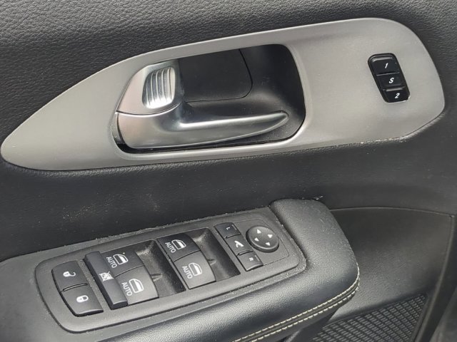 Used 2025 Chrysler Pacifica Limited FWD image 22