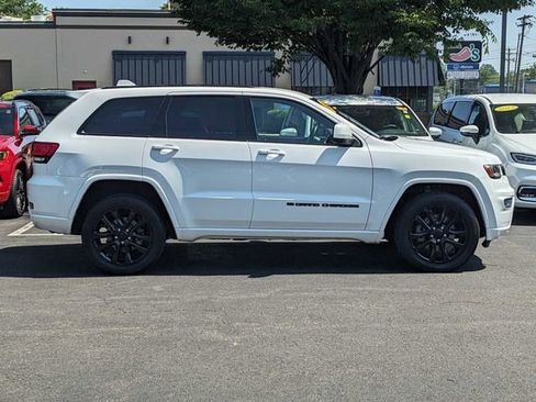 Certified 2022 Jeep Grand Cherokee Laredo X image 2