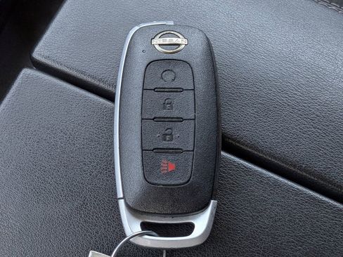 Used 2023 Nissan Rogue SV image 32