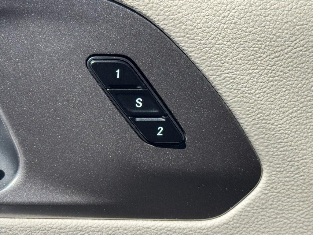 Used 2024 Chrysler Pacifica Touring-L FWD image 19