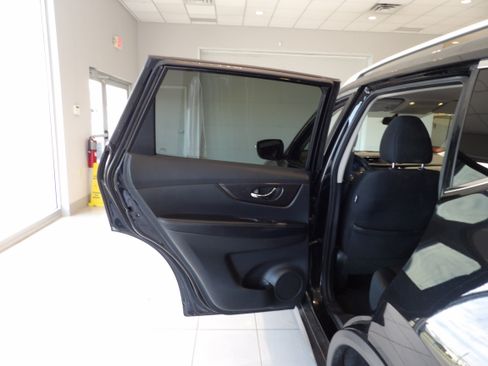 Used 2018 Nissan Rogue SV FWD image 16
