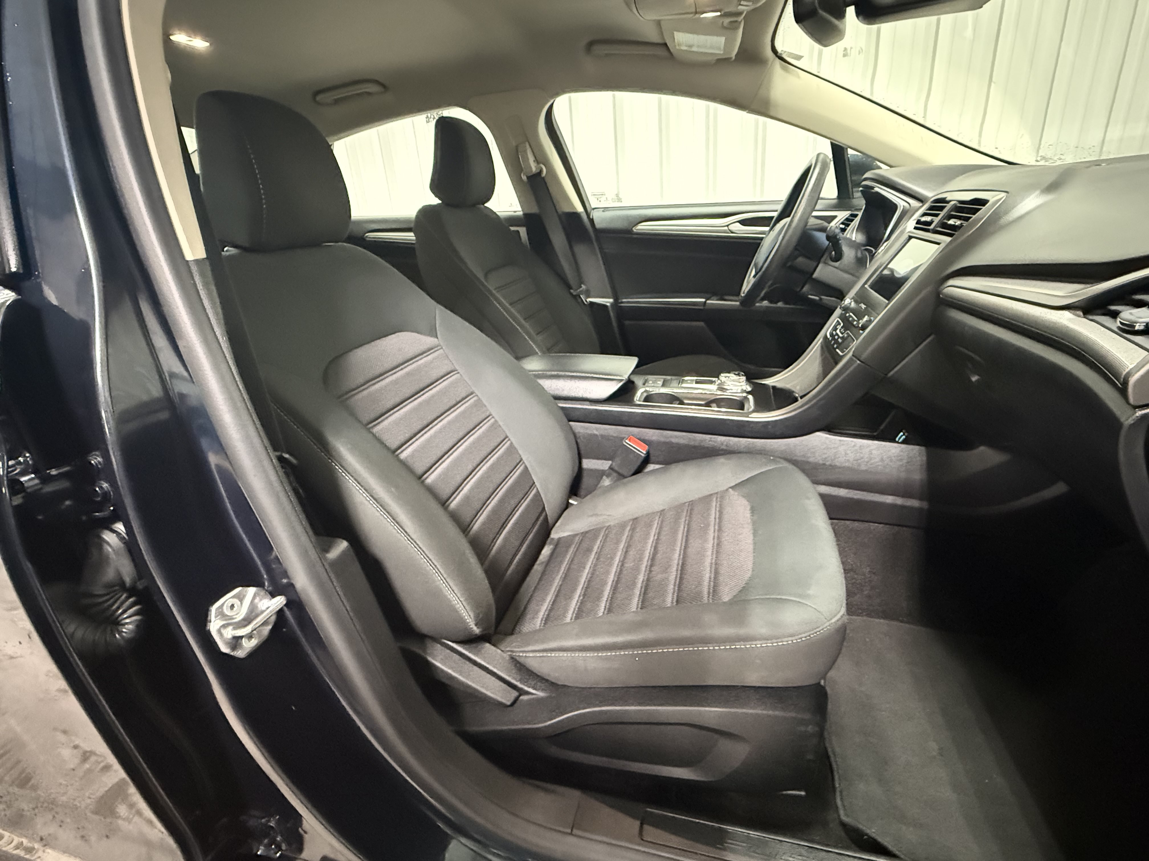 Used 2020 Ford Fusion SE FWD image 11