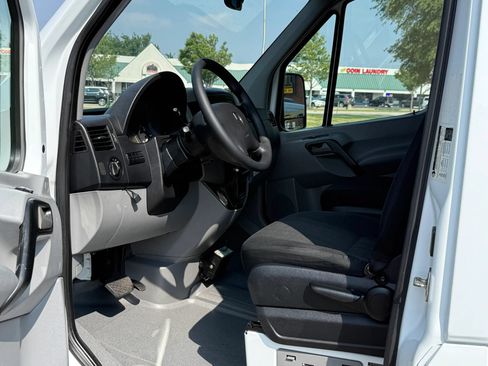 Used 2015 Freightliner Sprinter 2500 w/ Additional Battery Package RWD image 9