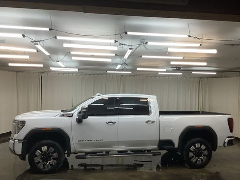 Used 2025 GMC Sierra 2500 Denali AWD/4WD image 9
