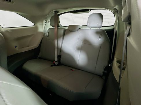 Used 2023 Toyota Sienna XLE FWD image 27