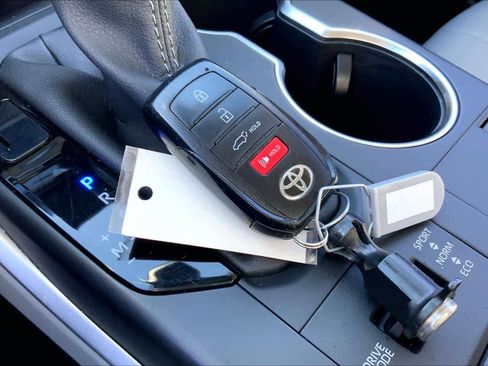 Used 2024 Toyota Highlander XLE image 15