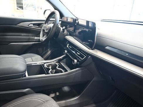 New 2026 Chevrolet Traverse LT w/ Sun and Wheel Package FWD image 14