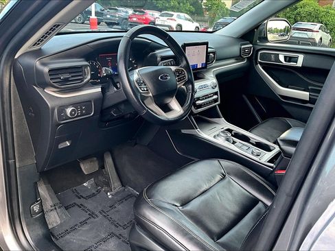 Used 2021 Ford Explorer XLT w/ Equipment Group 202A AWD/4WD image 13