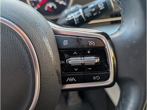 Used 2024 Kia Carnival LX image 16