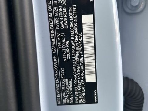 Certified 2025 Volvo XC40 B5 Plus image 28