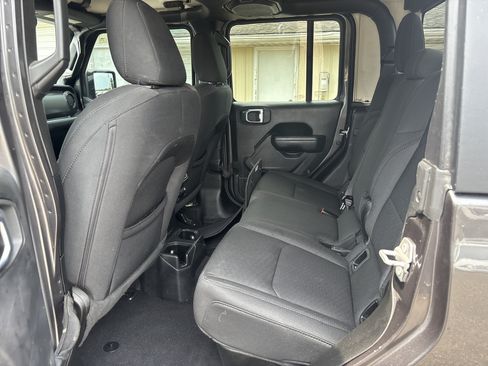 Used 2022 Jeep Gladiator Sport AWD/4WD image 15