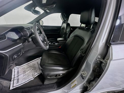 Used 2024 Jeep Grand Cherokee Altitude image 13