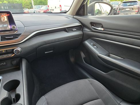 Used 2025 Nissan Altima 2.5 SV FWD image 11