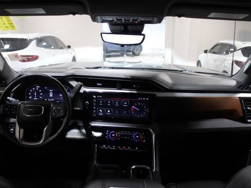 Used 2025 GMC Sierra 2500 Denali image 2