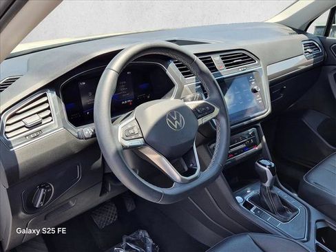 Used 2023 Volkswagen Tiguan SE w/ Panoramic Sunroof Package FWD image 10