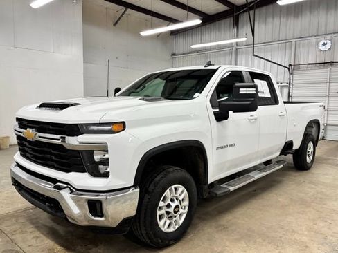 Used 2025 Chevrolet Silverado 2500 LT w/ Convenience Package AWD/4WD image 3