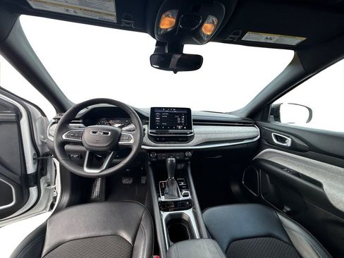 Used 2023 Jeep Compass Latitude image 17