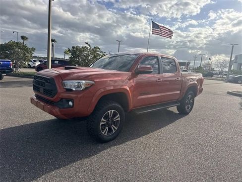 Used 2018 Toyota Tacoma TRD Sport image 8
