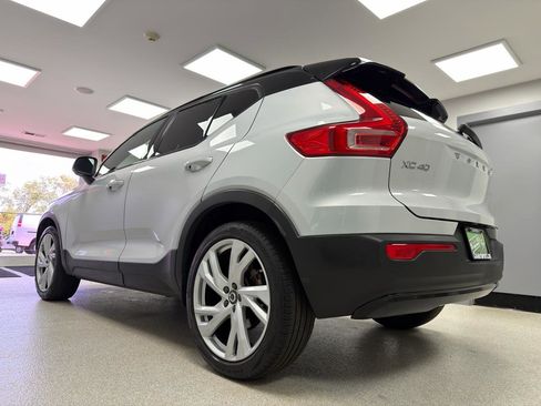 Used 2022 Volvo XC40 T5 R-Design w/ Climate Package AWD/4WD image 5