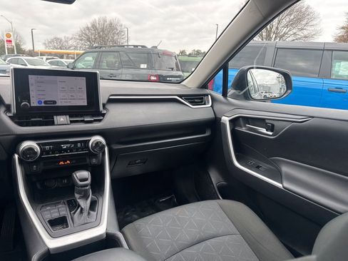 Used 2025 Toyota RAV4 XLE image 38