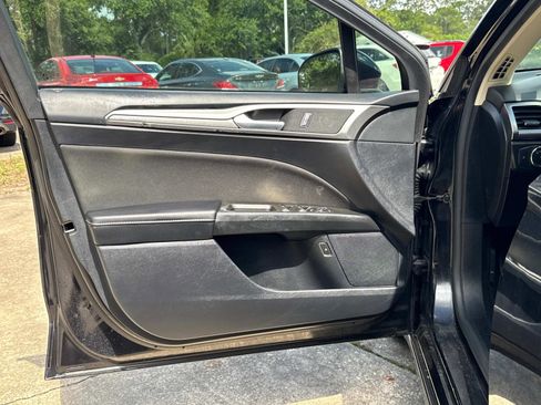 Used 2020 Ford Fusion SE image 15