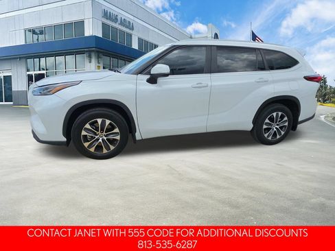 Used 2023 Toyota Highlander XLE FWD image 3