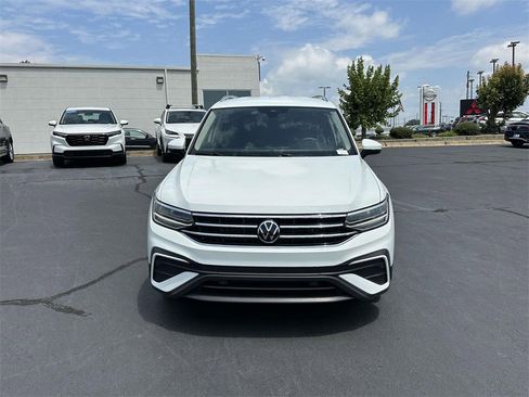 Used 2024 Volkswagen Tiguan SE image 2