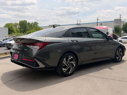 Used 2024 Hyundai Elantra Limited image 7