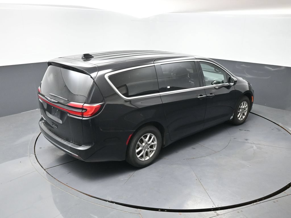 Used 2025 Chrysler Pacifica Select FWD image 9