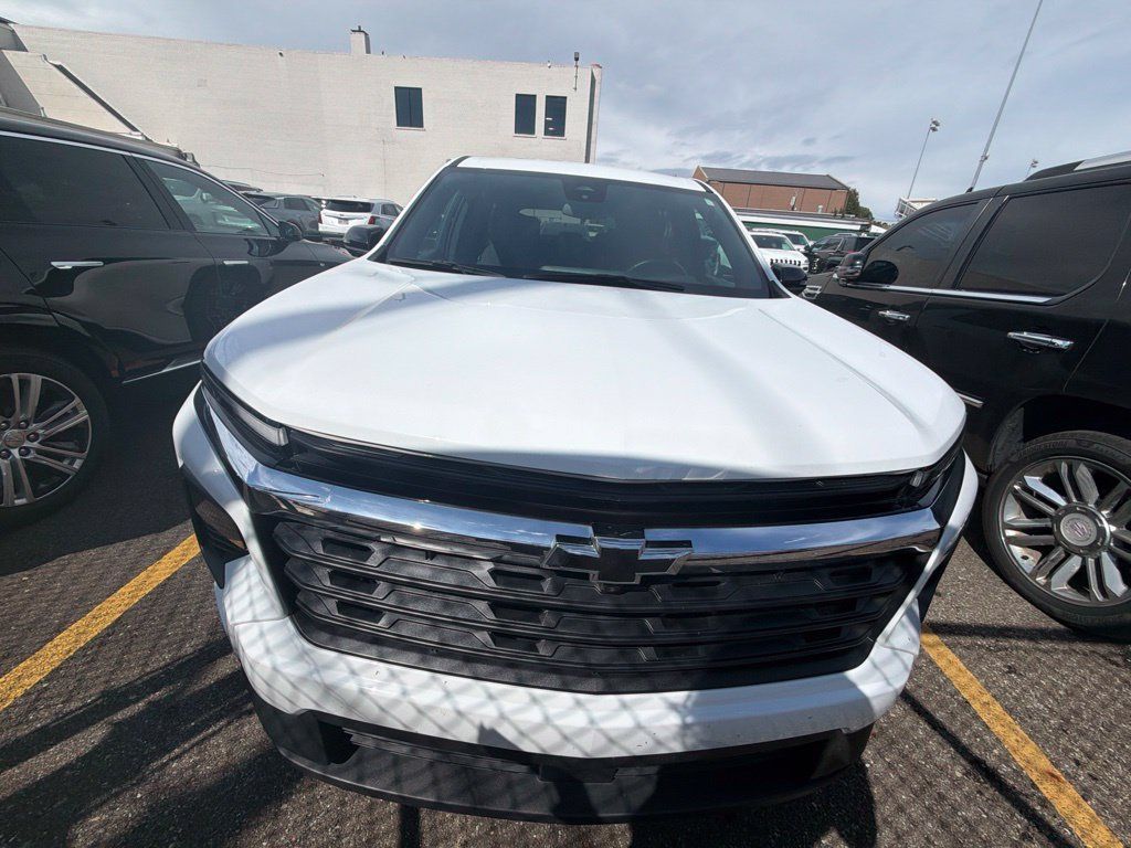 Used 2024 Chevrolet Traverse LS FWD image 2