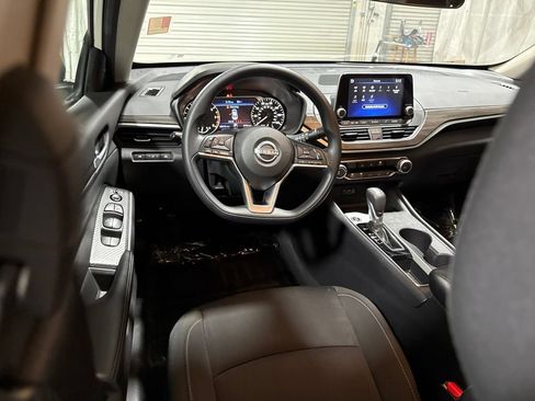 Used 2025 Nissan Altima 2.5 SV FWD image 17