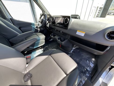 Used 2025 Mercedes-Benz Sprinter 2500 image 26