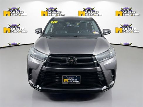 Used 2019 Toyota Highlander XLE image 2