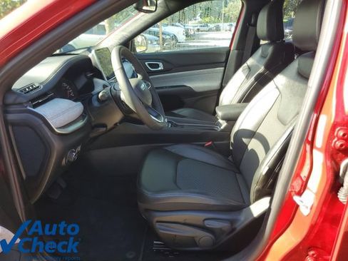 Used 2025 Jeep Compass Latitude AWD/4WD image 16