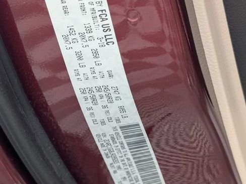 Used 2018 Chrysler Pacifica Limited w/ Tire & Wheel Group FWD image 38