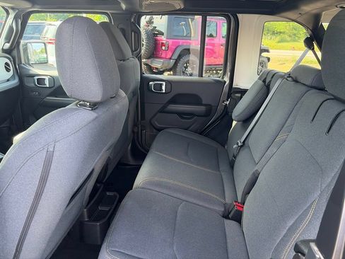 Used 2025 Jeep Wrangler Unlimited Sahara AWD/4WD image 12