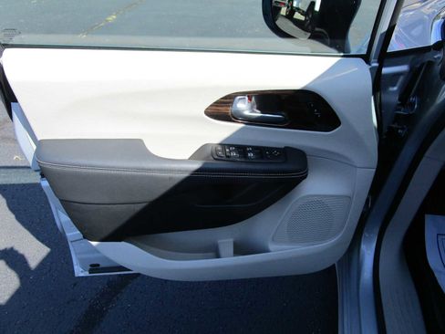 Certified 2024 Chrysler Pacifica Limited image 27