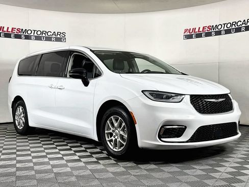 Used 2024 Chrysler Pacifica Touring-L FWD image 1