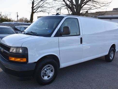 Used 2018 Chevrolet Express 2500 Extended RWD image 2