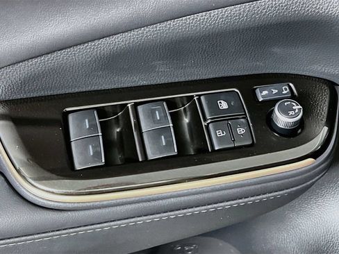 Certified 2025 Toyota Crown Signia AWD/4WD image 16