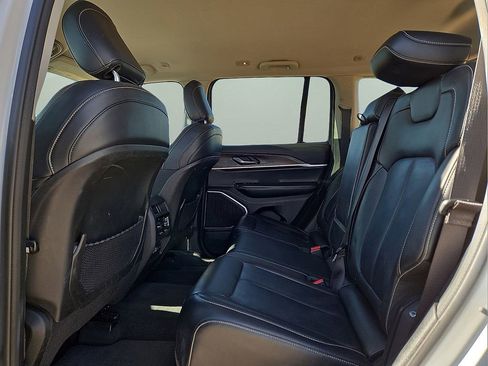 Used 2022 Jeep Grand Cherokee Limited image 15